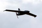 „Umělá inteligence vyhodnocuje obrázky a videa, jež sbírají kamery, které jsou umístěny na podvozku dronu, a pomocí umělé inteligence je dron řízen až k cíli,“ opisuje za LPP Holding ředitelka pro vnější vztahy Martina Tauberová.