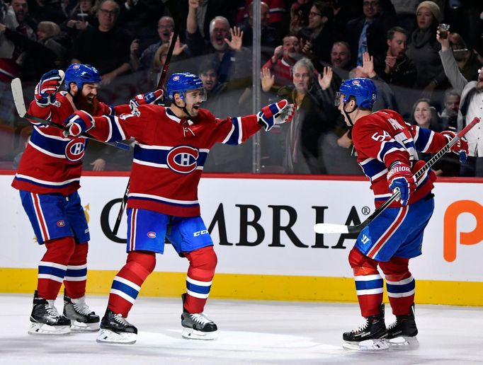 Tomáš Plekanec (uprostřed) slaví s parťáky z Montrealu gól v prodloužení duelu s New Jersey