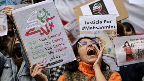 Masové protesty v Íránu: Smrt mladé Mahsy byla poslední kapkou, říká novinářka Rahimi
