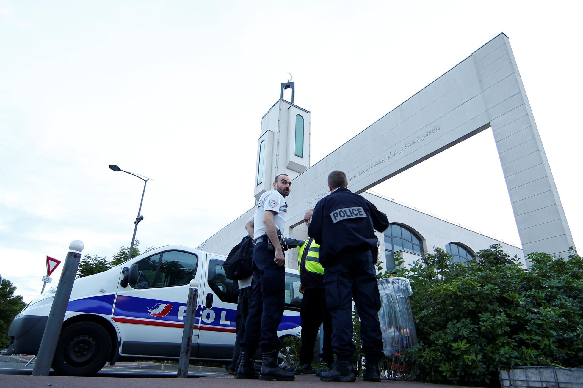 Policisté před mešitou v Créteilu.