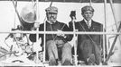Theodore Roosevelt byl prvním americkým prezidentem, který absolvoval let v letadle. Na snímku se slavným letcem Archibaldem Hoxseyem.
