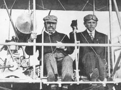 Theodore Roosevelt byl prvním americkým prezidentem, který absolvoval let v letadle. Na snímku se slavným letcem Archibaldem Hoxseyem.