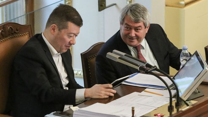 Předseda KSČM Vojtěch Filip a jeho straničtí kolegové slaví, protože 23. dubna prosadili zdanění církevních restitucí.