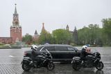 Na Putinově inauguraci byly k vidění i nové elektrické motocykly Aurus Merlon, jejichž výroba probíhá v USA.