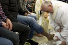 Papež František umyl nohy tuctu mladých delikventů