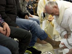 Papež František ve čtvrtek umyl nohy dvanácti delikventům v nápravném zařízení v Římě. 