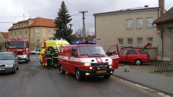 Řidič vyjel ze silnice do telefonní budky