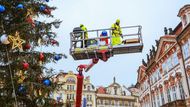 Protože je strom přes 17 metrů vysoký, zdobení by se bez plošin neobešlo.