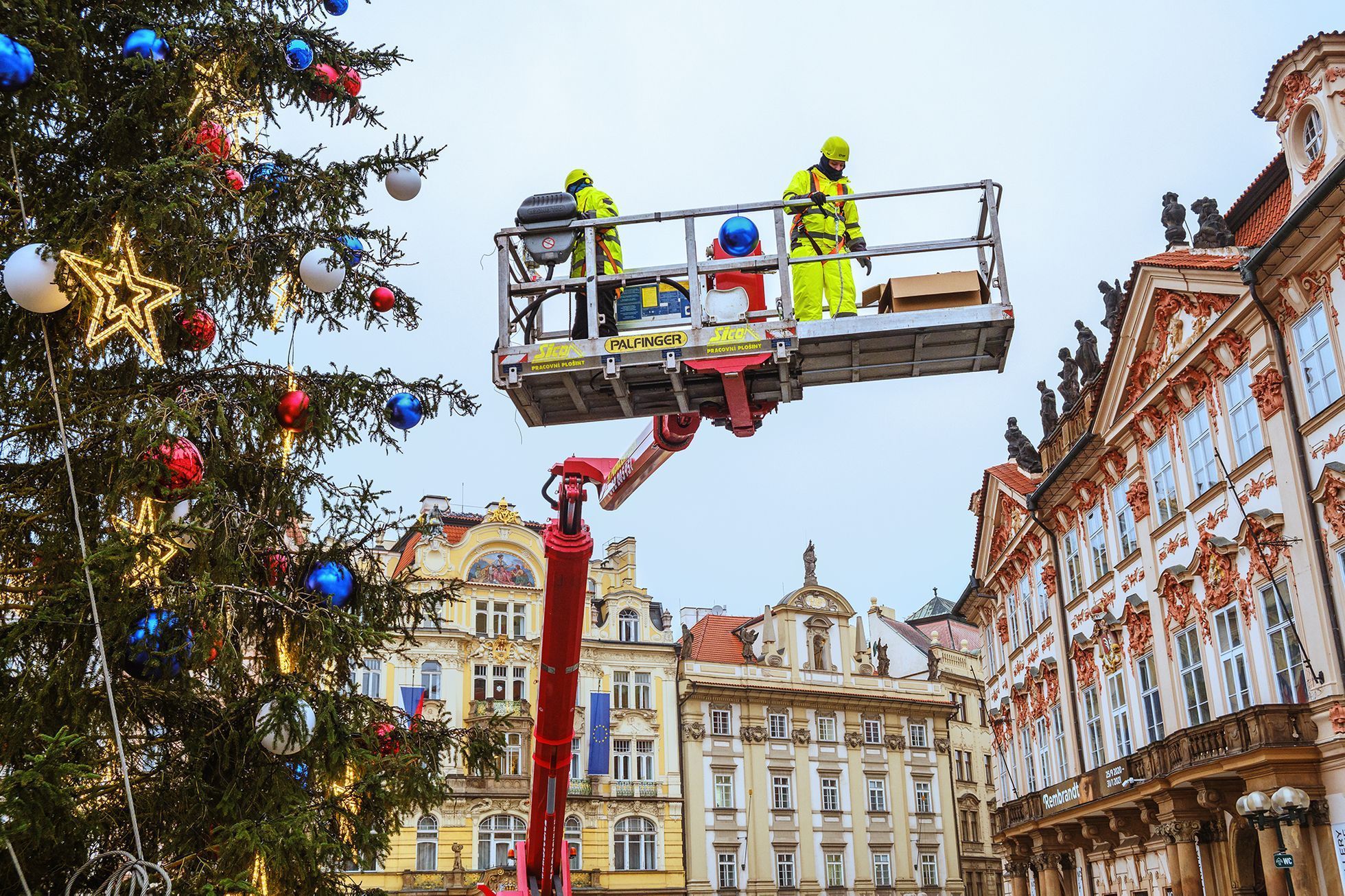 Vánoční Praha 2020: jak se zdobil strom na Staroměstském náměstí