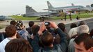 Piloti české armády se bojí se svými stroji létat do míst kde se bojuje. V muzeu však mají úspěch. Na Gripen se přišly, alespoň z dálky, podívat davy lidí. Vojenské letecké muzeum Kbely