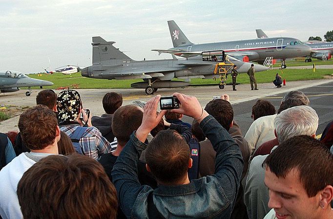 Piloti české armády se bojí se svými stroji létat do míst kde se bojuje. V muzeu však mají úspěch. Na Gripen se přišly, alespoň z dálky, podívat davy lidí. Vojenské letecké muzeum Kbely