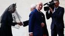 Britský král Karel a královna Camilla jsou přivítáni monsignorem Leonardem Sapienzou na nádvoří San Damaso v rámci své první státní návštěvy Svatého stolce.