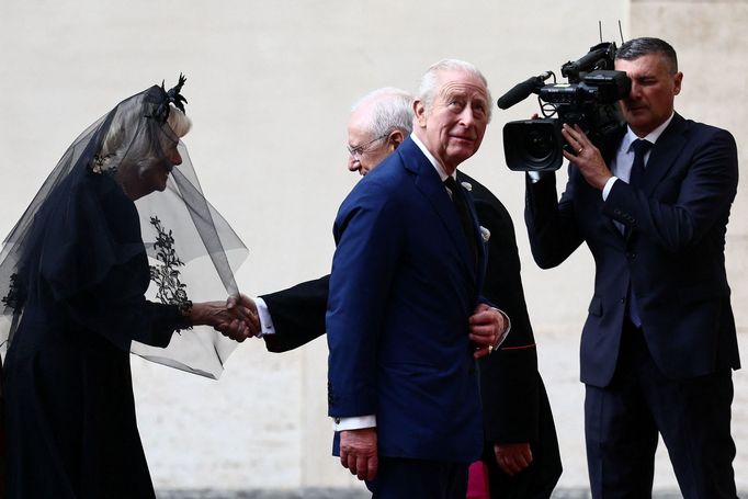 Britský král Karel a královna Camilla jsou přivítáni monsignorem Leonardem Sapienzou na nádvoří San Damaso v rámci své první státní návštěvy Svatého stolce.