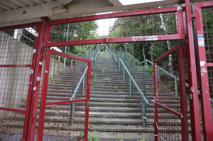 Schody do sektoru hostí na stadionu Juliska