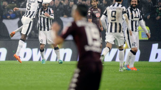 Radost fotbalistů Juventusu po rozhodující trefě Andrey Pirla.