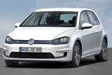 3. Volkswagen e-Golf - 47 Kč. Spotřeba je přesně je 1 kWh vyšší než u malého vozu e-Up. Cena nyní činí 930 900 Kč.