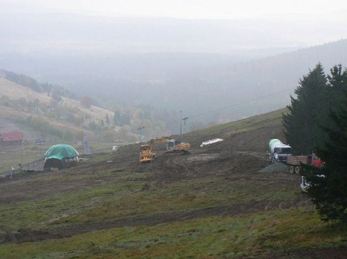 A na svahu nad turistickým střediskem Zieleniec byl patrný stavebí ruch