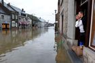 Město Petigny poblíž Couvinu zaplavila voda z jindy nepatrných říček v okolí.