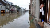 Město Petigny poblíž Couvinu zaplavila voda z jindy nepatrných říček v okolí.