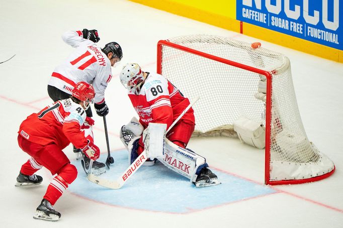 Travis Konecny, Frederik Dichow a Jesper Jensen Aabo  ve čtvrtfinále MS 2025 Kanada - Dánsko