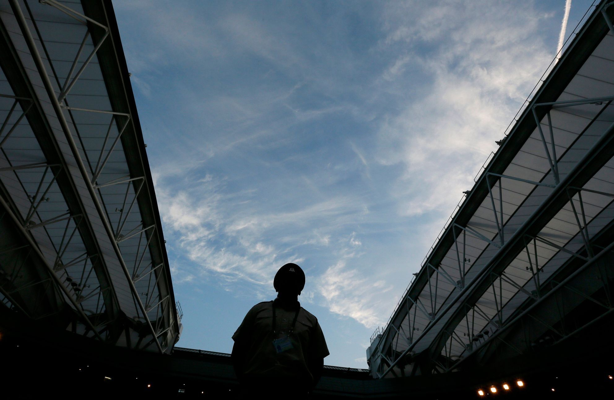 Zatahování střechy na Wimbledonu 2013