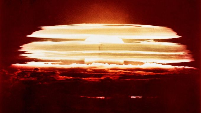 Jedním z témat McCarthyho románu je atomová bomba. Snímek z roku 1956 zachycuje jaderný test na atolu Bikini, který je součástí Marshallových ostrovů v Tichém oceánu.