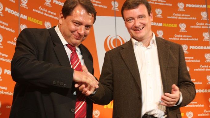 Jiří Paroubek si potřásá rukou s Davidem Rathem, vítězem hejtmanského klání Středočeského kraje.