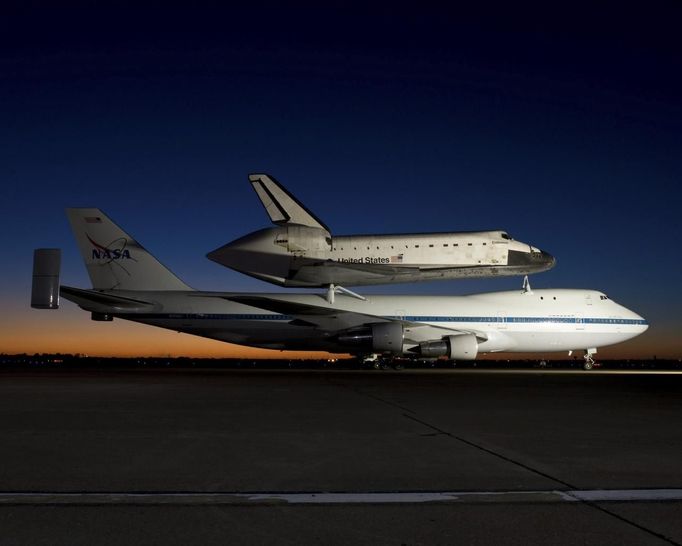 The Space Shuttle Endeavour and NASA's Shuttle Carrier Aircraft rest on the tarmac at Ellington Field in Houson, Texas in the late evening hours of September 19, 2012 before departure for California in this NASA handout photo. REUTERS/NASA/Bill Stafford/Handout (UNITED STATES - Tags: SCIENCE TECHNOLOGY TRANSPORT) THIS IMAGE HAS BEEN SUPPLIED BY A THIRD PARTY. IT IS DISTRIBUTED, EXACTLY AS RECEIVED BY REUTERS, AS A SERVICE TO CLIENTS. FOR EDITORIAL USE ONLY. NOT FOR SALE FOR MARKETING OR ADVERTISING CAMPAIGNS Published: Zář. 20, 2012, 6:43 odp.