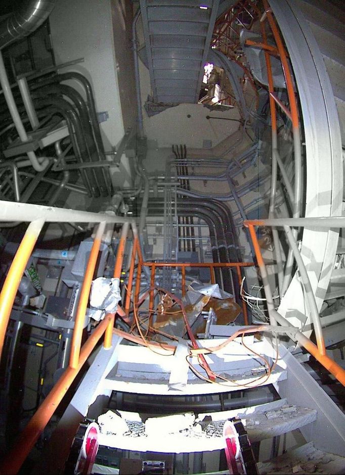 A staircase from 2nd to 3rd floor of Tokyo Electric Power Co (TEPCO)'s Fukushima Daiichi nuclear power station unit 3 reactor building is pictured by a Quince robot in Fukushima prefecture, northern Japan, in this July 26, 2011 file photo released by TEPCO. Decommissioning Japan's tsunami-devastated Fukushima Daiichi nuclear plant will take decades, require huge injections of human and financial capital and rely on yet-to-be developed technologies. To match Insight JAPAN-FUKUSHIMA/ Mandatory Credit REUTERS/Tokyo Electric Power Co/Handout/Files (JAPAN - Tags: DISASTER POLITICS ENVIRONMENT BUSINESS) MANDATORY CREDIT. FOR EDITORIAL USE ONLY. NOT FOR SALE FOR MARKETING OR ADVERTISING CAMPAIGNS. THIS IMAGE HAS BEEN SUPPLIED BY A THIRD PARTY. IT IS DISTRIBUTED, EXACTLY AS RECEIVED BY REUTERS, AS A SERVICE TO CLIENTS Published: Bře. 5, 2013, 10:25 odp.