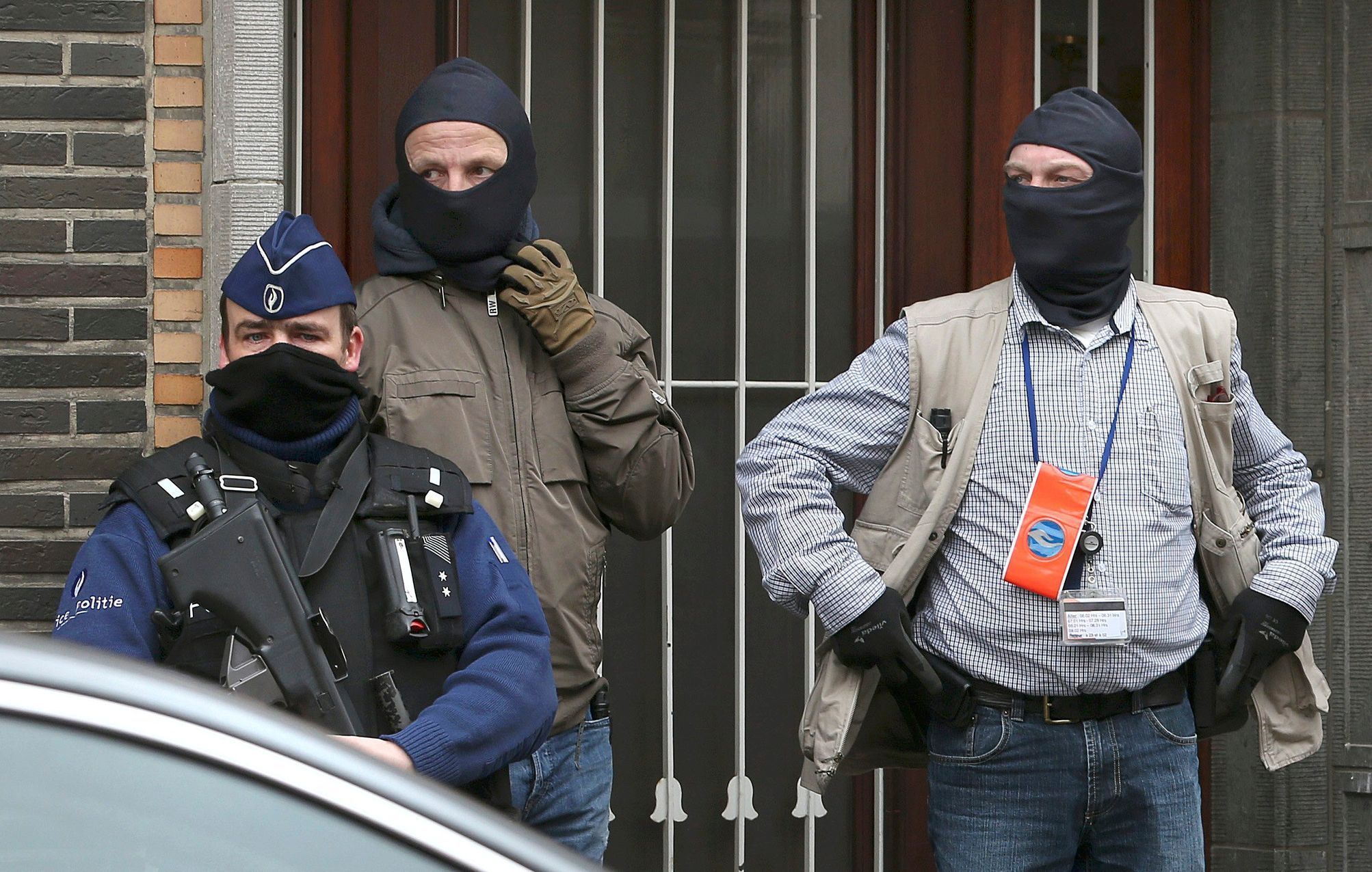 Maskovaní policisté v bruselské čtvrti Anderlecht.