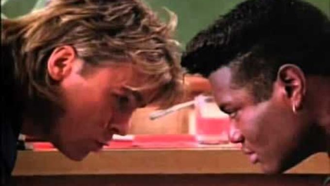Podívejte se na scénu ze seriálu MacGyver, ve které se objeví tehdy neznámý mladík Christopher Judge