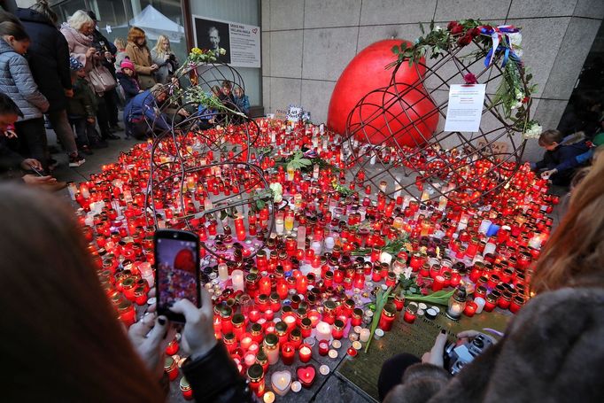 Praha si dnes 17. 11. 2019 připomíná výročí 30 let od sametové revoluce, která vedla k pádu komunistického režimu.