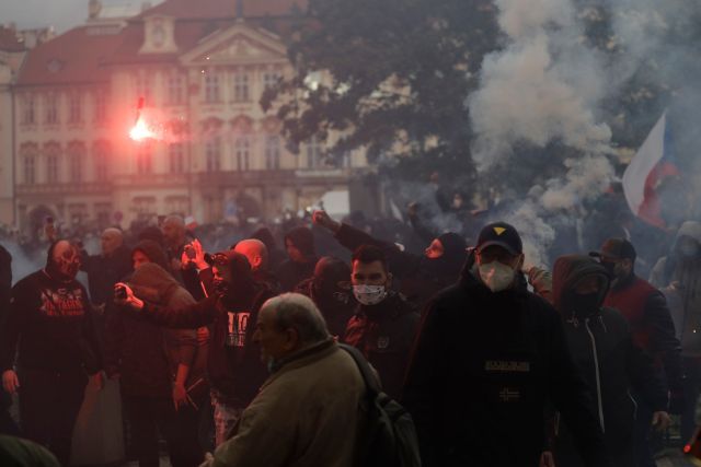 demonstrace ultras praha roušky