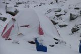 Stan a zavazadlo české výpravy v základním táboře po jedné z mnoha sněhových přeháněk.