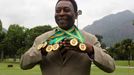 Brazilská fotbalová legenda Pelé na snímku z prosince 2010, kdy se nechal vyfotografovat se svými šesti medailemi.