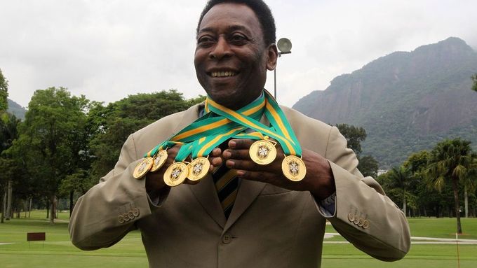 Brazilská fotbalová legenda Pelé na snímku z prosince 2010, kdy se nechal vyfotografovat se svými šesti medailemi.