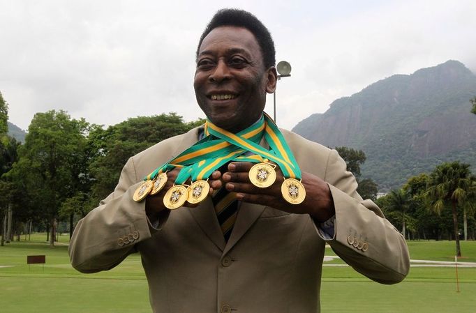 Brazilská fotbalová legenda Pelé na snímku z prosince 2010, kdy se nechal vyfotografovat se svými šesti medailemi.