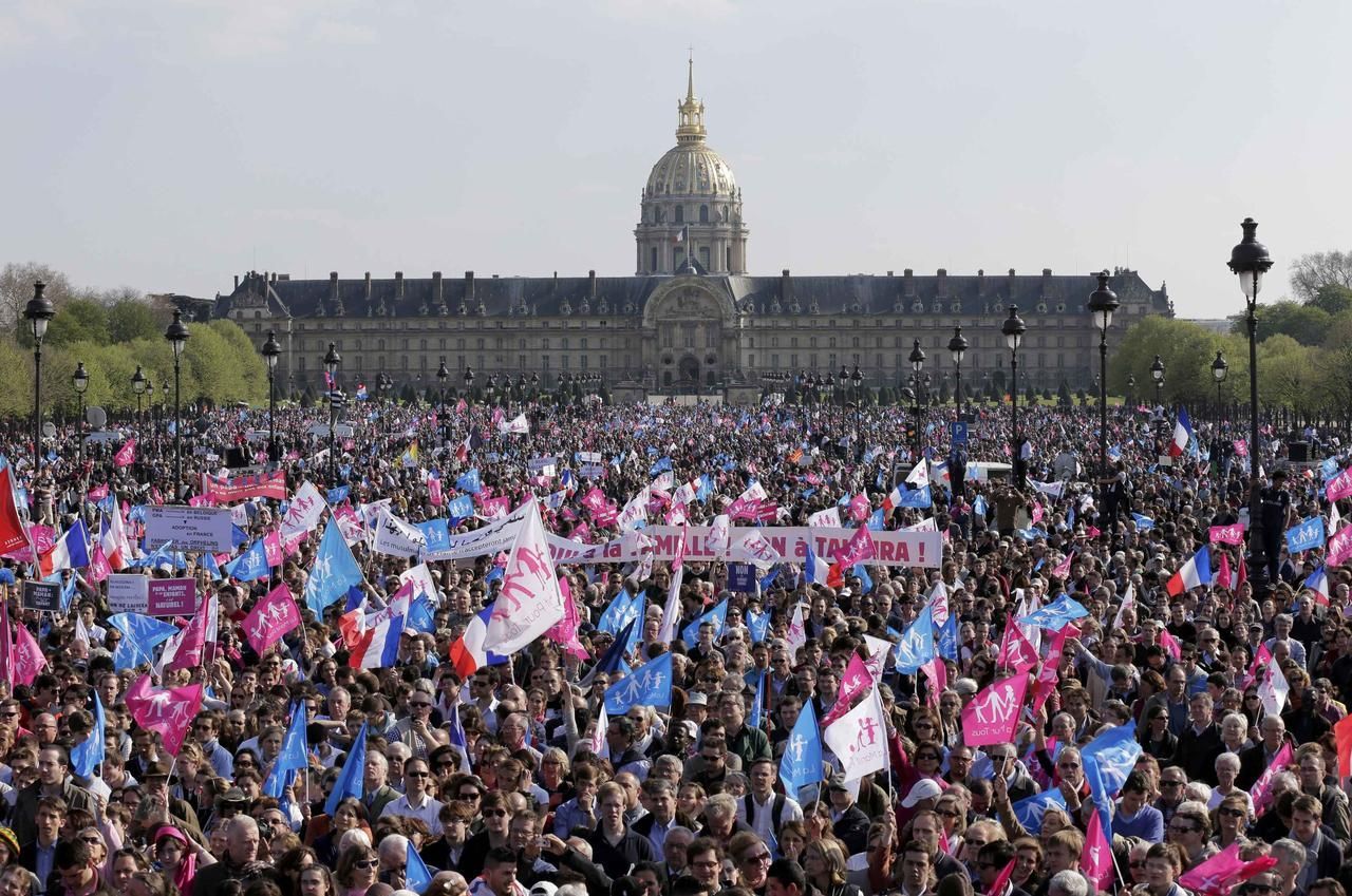V Paříži se schyluje k poslední bitvě o sňatky gayů