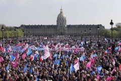 Gayové ve Francii slaví. Mohou se brát a adoptovat děti