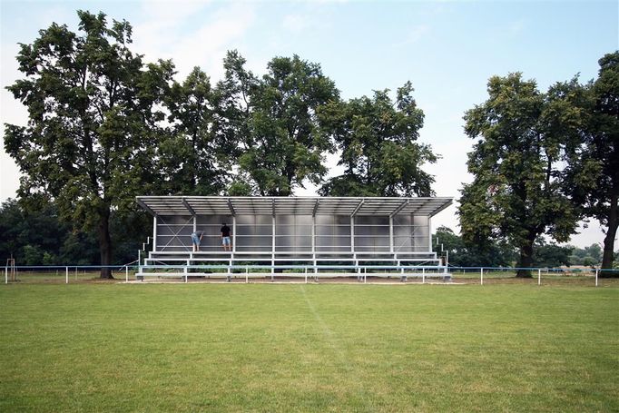 Tribuna fotbalového hřiště TJ Sokol Záryby / caraa.cz (2016)