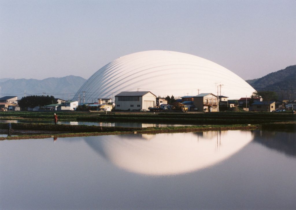 Dome in Odate (víceúčelový dům), 1993 - 1997 Odate-shi, Akita, Japonsko  Architekt: Toyo Ito, Toyo Ito & Associates Architects