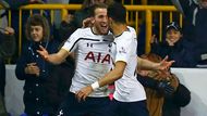 Hrdinou Tottenhamu byl Harry Kane (vlevo), který dva góly dal a další dva připravil.