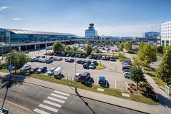 Přísnější pravidla pro parkování u Letiště Praha: taxikáři si stěžují na zdržování