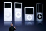 Firma představila rovněž tři nové verze přehrávače iPod Touch.