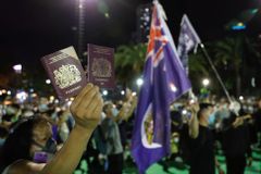 Z Hongkongu se stěhují tisíce lidí, bojí se Číny. Británie pro ně chystá výhody