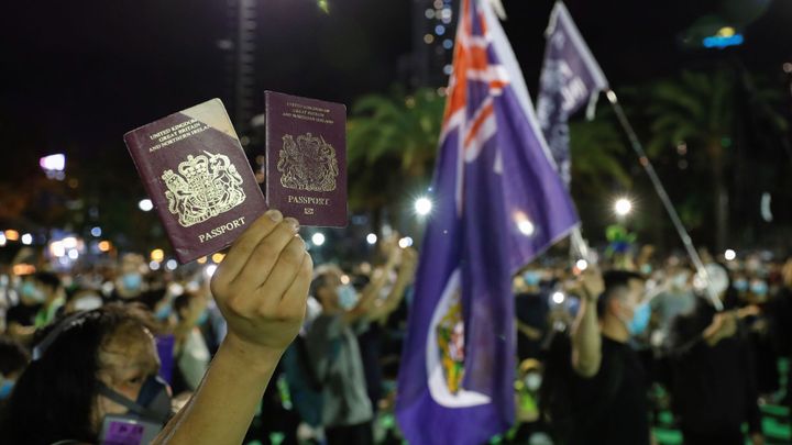 Z Hongkongu se stěhují tisíce lidí, bojí se Číny. Británie pro ně chystá výhody; Zdroj foto: Reuters