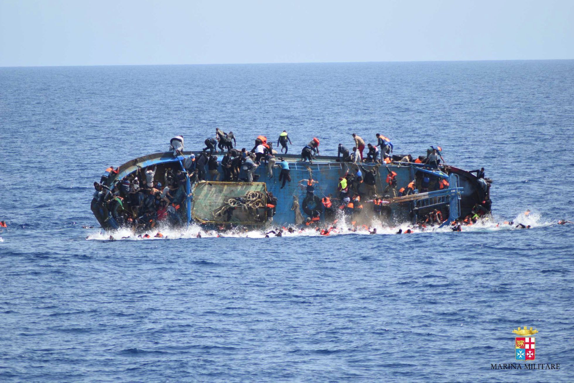 Loď s migranty u libyjských břehů