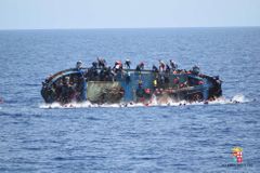 Ve Středomoří zachránili dalších 1650 migrantů z Afriky. Padesátka se pohřešuje, 10 utonulo