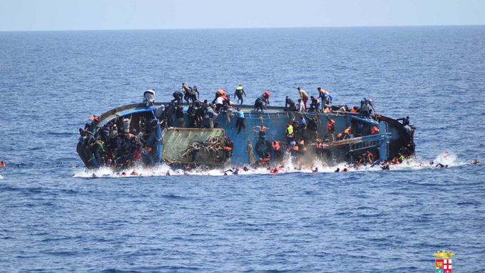 Loď s migranty, která se u libyjských břehů převrátila ve středu 25. května. Utonulo nejméně pět lidí.