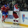 Hokejista Lva Praha Zdeno Chára v souboji s Vladimirem Žarkovem v utkání KHL proti CSKA Moskva.